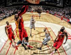 IM体育注册链接-北欧寒冰与北美风暴的绿茵对决，瑞典险胜加拿大背后的德甲争冠战启示