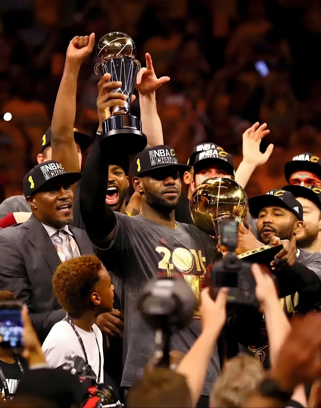 IM体育下载-篮球明星获得全场掌声，表现亮眼