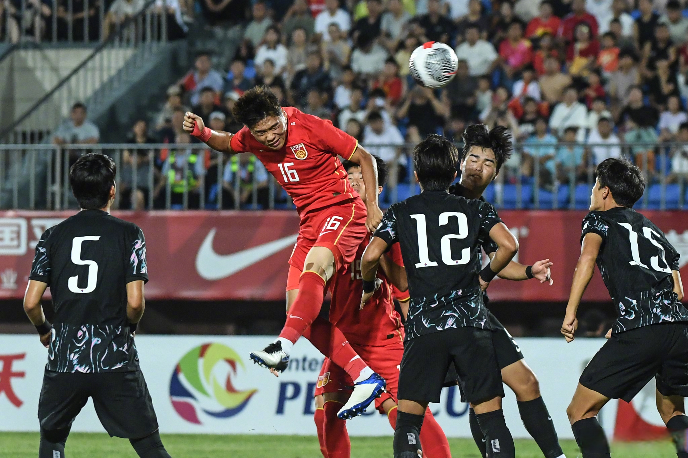 IM体育-错综复杂的国内足球盛事中,球队们争夺胜者归属的简单介绍