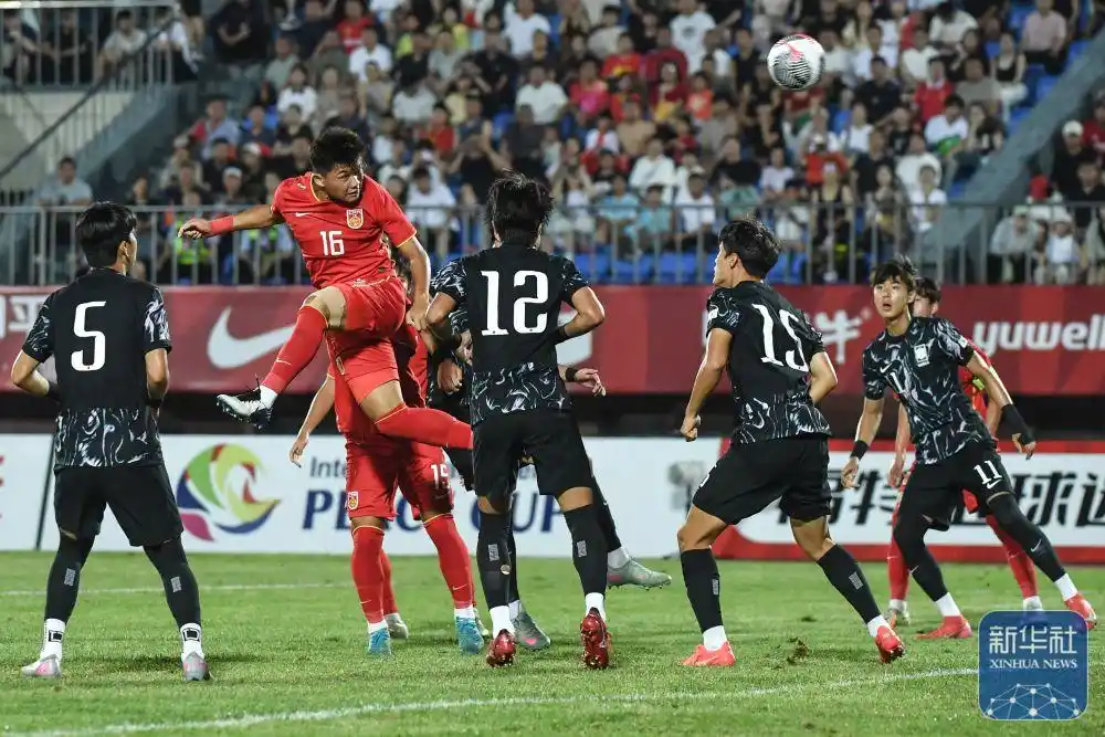 IM体育-错综复杂的国内足球盛事中,球队们争夺胜者归属的简单介绍