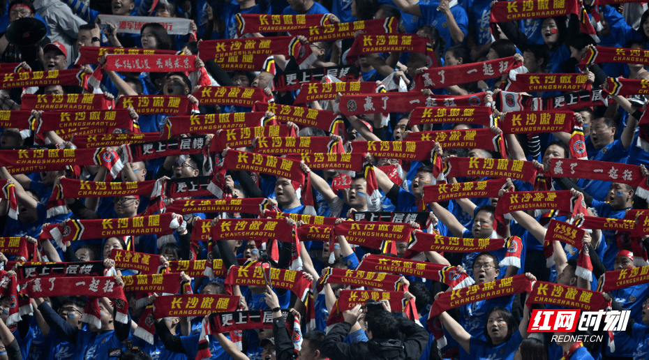 IM体育数据分析平台-比赛中出现红黄牌，双方球员情绪激动