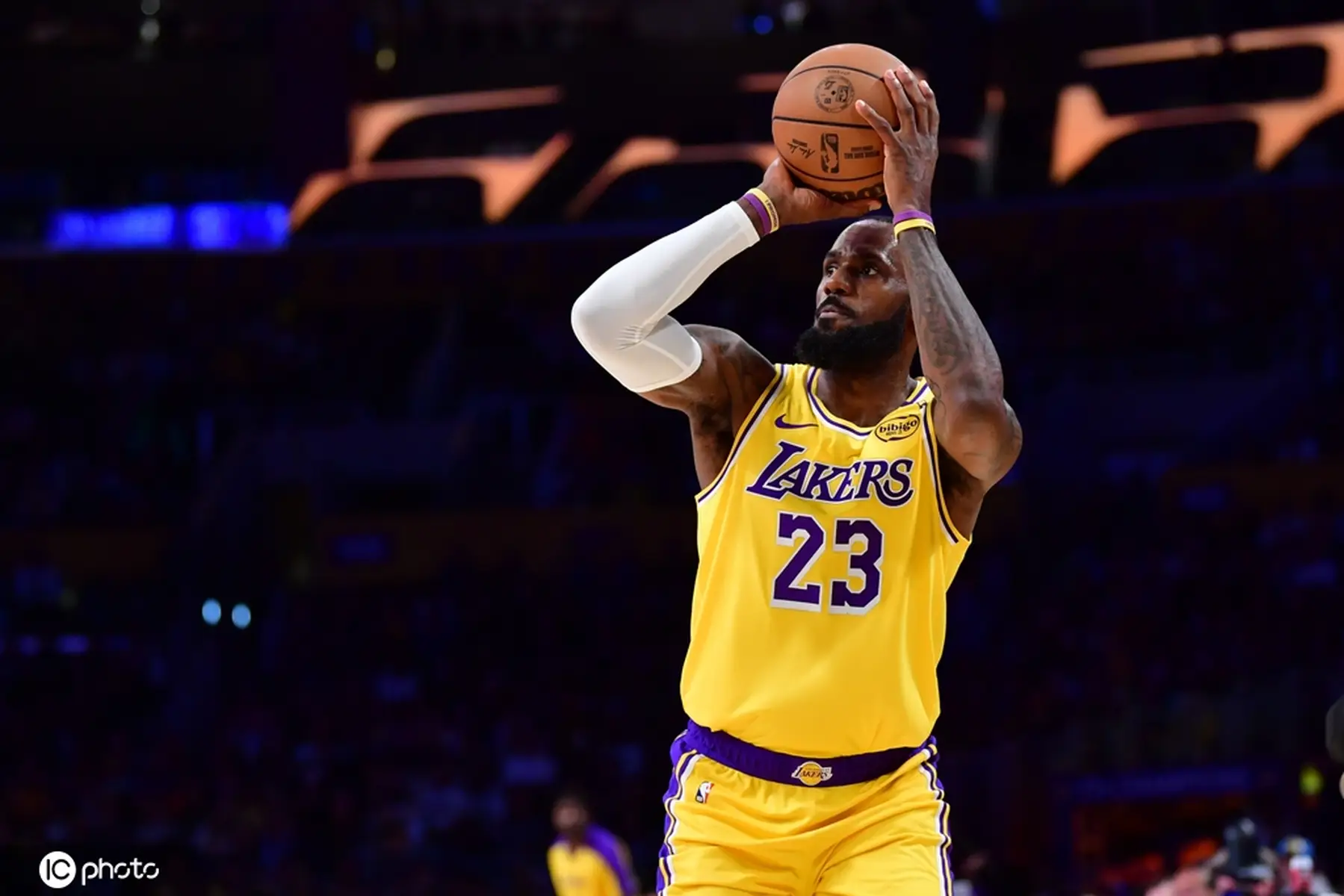 IM体育赛事直播入口-雷霆血洗国王，詹姆斯制霸全场